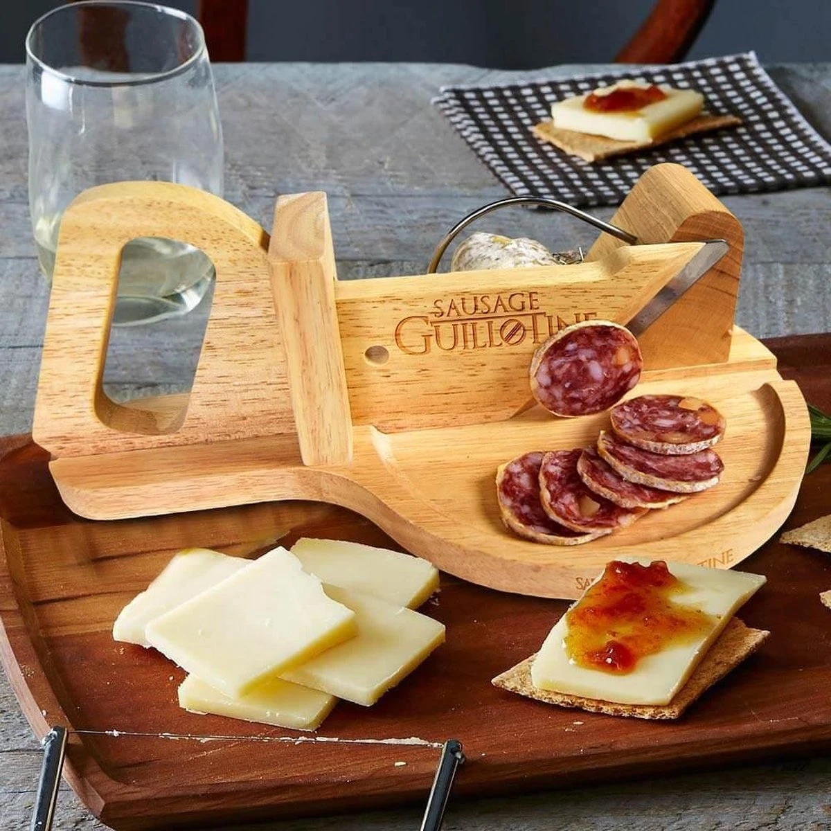 MikaMax Worst Guillotine - Worstsnijder - Worst Snijplank - Sausage Guillotine - Makkelijk Schoon Te Maken - RVS Mes - Bamboe - 30 X 19cm 8 MikaMax Worst Guillotine - Worstsnijder - Worst Snijplank - Sausage Guillotine - Makkelijk Schoon Te Maken - RVS Mes - Bamboe - 30 X 19cm - Afbeelding 6