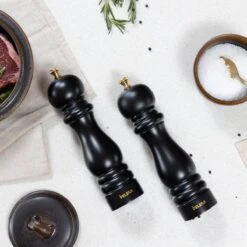 Deleca Luxe Peper En Zoutmolen Set - Met Geschenkdoos - Zout / Pepermolen - Rubberhout - Zwart & Goud 20 Deleca Luxe Peper En Zoutmolen Set - Met Geschenkdoos - Zout / Pepermolen - Rubberhout - Zwart & Goud -Woonkeuken Winkel 1200x1200 1096