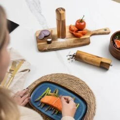 Deleca Luxe Peper En Zoutmolen Set - Zout / Pepermolen - Handmatig - Met Navul Lepel & Geschenkdoos - Acacia Hout - Rond -Woonkeuken Winkel 1200x1200 1105