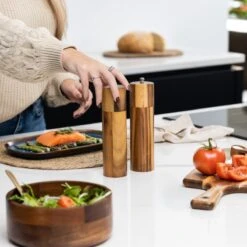 Deleca Luxe Peper En Zoutmolen Set - Zout / Pepermolen - Handmatig - Met Navul Lepel & Geschenkdoos - Acacia Hout - Rond -Woonkeuken Winkel 1200x1200 1106