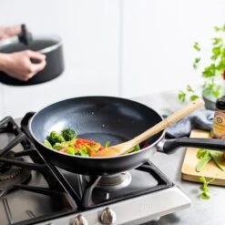 GreenPan Memphis Keramische Wokpan - Ø 28 Cm - PFAS-vrij 27 GreenPan Memphis Keramische Wokpan - Ø 28 Cm - PFAS-vrij -Woonkeuken Winkel 1200x1200 147