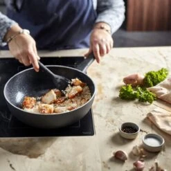 Demeyere Alu Classico 3 Wokpan – Inductie – Ceraforce Keramische Antikleeflaag – 28 Cm – PTFE En PFAS Vrij -Woonkeuken Winkel 1200x1200 246