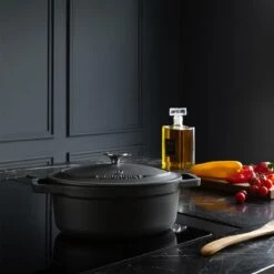 Gietijzeren Braadpan - Sudderpan Zwart Van Daumonet - Ovaal - Ø 29 Cm - 3 Liter - 100% PFAS & PFOA Vrij - Emaille - Geschikt Voor Alle Warmtebronnen - Elektrisch - Gas - Halogeen - Inductie - Keramisch - Vaatwasserbestendig 24 Gietijzeren Braadpan - Sudderpan Zwart Van Daumonet - Ovaal - Ø 29 Cm - 3 Liter - 100% PFAS & PFOA Vrij - Emaille - Geschikt Voor Alle Warmtebronnen - Elektrisch - Gas - Halogeen - Inductie - Keramisch - Vaatwasserbestendig -Woonkeuken Winkel 1200x1200 275