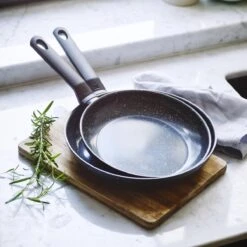 BK Universe Koekenpannenset Ø 24 Cm + Ø 28 Cm - Inductie - PFAS-vrij 11 BK Universe Koekenpannenset Ø 24 Cm + Ø 28 Cm - Inductie - PFAS-vrij -Woonkeuken Winkel 1200x1200 438