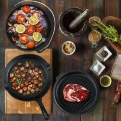 Dutch Mountains Gietijzeren Pannenset 7-delig - Dutch Oven – Braadpan - Grillpan - Hapjespan - Kookset In Houten Transportkist - Deksellifter - Brander 18 Dutch Mountains Gietijzeren Pannenset 7-delig - Dutch Oven – Braadpan - Grillpan - Hapjespan - Kookset In Houten Transportkist - Deksellifter - Brander -Woonkeuken Winkel 1200x1200 674