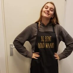 Keukenschort Met Grappige Tekst Bedrukt Cadeau Jij Bent Goud Waard| Katoenen Barbecueschort Keuken BBQ Schort Kookschort Kokschort | Opa Oma Mama Papa Juf Meester Bedanken Collega Vriendin Juffendag Vaderdag Moederdag Verjaardag Man Vrouw -Woonkeuken Winkel 1200x1200 984