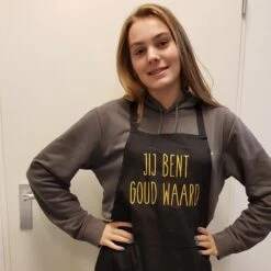 Keukenschort Met Grappige Tekst Bedrukt Cadeau Jij Bent Goud Waard| Katoenen Barbecueschort Keuken BBQ Schort Kookschort Kokschort | Opa Oma Mama Papa Juf Meester Bedanken Collega Vriendin Juffendag Vaderdag Moederdag Verjaardag Man Vrouw -Woonkeuken Winkel 1200x1200 985