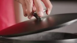 Tefal Trattoria Braadpan - Ø28 Cm - Inclusief Deksel -Woonkeuken Winkel 1200x674 1