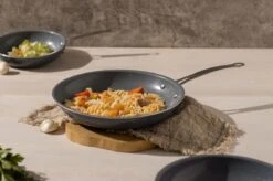 Swiss Pro+ - Koekenpannenset - 3 Delig - Keramisch - Inductie - Milieuvriendelijk - PFAS - PFOA Vrij - Sapphire Green -Woonkeuken Winkel 1200x799 1