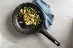 Sola Koekenpan Fair Cooking - Ø 28 Cm - Zwart/wit - Aluminium - Antiaanbaklaag 13 Sola Koekenpan Fair Cooking - Ø 28 Cm - Zwart/wit - Aluminium - Antiaanbaklaag -Woonkeuken Winkel 1200x799 12