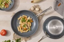 Swiss Pro+ - Koekenpannenset - 3 Delig - Keramisch - Inductie - Milieuvriendelijk - PFAS - PFOA Vrij - Sapphire Green -Woonkeuken Winkel 1200x799 2