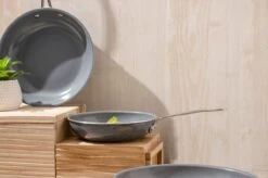 Swiss Pro+ - Koekenpannenset - 3 Delig - Keramisch - Inductie - Milieuvriendelijk - PFAS - PFOA Vrij - Sapphire Green -Woonkeuken Winkel 1200x799 5