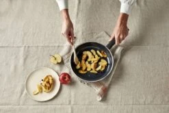 Demeyere Alu Cosi 3 Koekenpan - Ceraforce - 20 Cm - PTFE-vrij 11 Demeyere Alu Cosi 3 Koekenpan - Ceraforce - 20 Cm - PTFE-vrij -Woonkeuken Winkel 1200x800 22