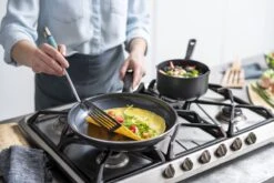 GreenPan Memphis Hapjespan 28cm - Zwart - Inductie - PFAS-vrij 29 GreenPan Memphis Hapjespan 28cm - Zwart - Inductie - PFAS-vrij -Woonkeuken Winkel 1200x800 31