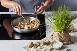 Demeyere Essential 5 RVS Koekenpan – Koekenpan Inductie - 28 Cm – PTFE-vrij 11 Demeyere Essential 5 RVS Koekenpan – Koekenpan Inductie - 28 Cm – PTFE-vrij -Woonkeuken Winkel 1200x800 52