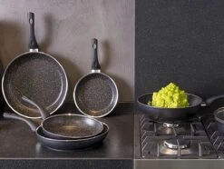 Sola Wokpan Stonehenge - Ø 28 Cm - Zwart/wit - Aluminium - Antiaanbaklaag 8 Sola Wokpan Stonehenge - Ø 28 Cm - Zwart/wit - Aluminium - Antiaanbaklaag -Woonkeuken Winkel 1200x906 3