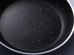 Sola Wokpan Stonehenge - Ø 28 Cm - Zwart/wit - Aluminium - Antiaanbaklaag 10 Sola Wokpan Stonehenge - Ø 28 Cm - Zwart/wit - Aluminium - Antiaanbaklaag -Woonkeuken Winkel 1200x906 5