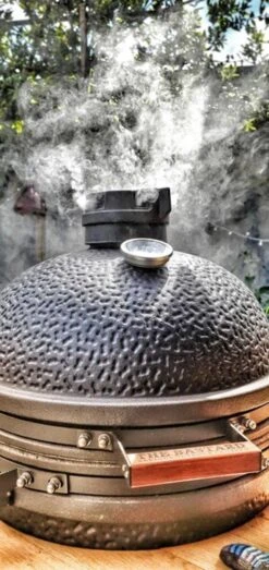 The Bastard Urban Medium - Kamado Barbecue - Kamado BBQ 31 The Bastard Urban Medium - Kamado Barbecue - Kamado BBQ -Woonkeuken Winkel 567x1200