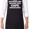 KARIBAN ALLE SUPERHELDEN DRAGEN HUN CAPE OMGEKEERD Herenschort - Zwart Met Witte Tekst - One Size (volwassenen) - Luxe Schort - Keuken | Barbeque | BBQ | Bedienings Schort - Grappige Teksten | Designs - Voor De Stoere Man - Verstelbaar - Cadeau -Woonkeuken Winkel 646x1200 2