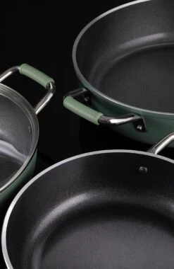 Primecook - Braadpan / Hapjespan Met Deksel - Ø 28 Cm - PFAS-vrij - Inductie - Ecoshield 23 Primecook - Braadpan / Hapjespan Met Deksel - Ø 28 Cm - PFAS-vrij - Inductie - Ecoshield -Woonkeuken Winkel 781x1200