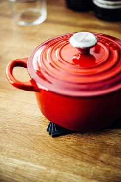 Le Creuset Signature Braadpan - 4,2 L - 24 Cm - Kersenrood 17 Le Creuset Signature Braadpan - 4,2 L - 24 Cm - Kersenrood -Woonkeuken Winkel 801x1200 1