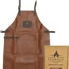 Goodman - BBQ Schort - Echt Leer - Leren Schort Man - Cognac Bruin 2 Goodman - BBQ Schort - Echt Leer - Leren Schort Man - Cognac Bruin -Woonkeuken Winkel 938x1200